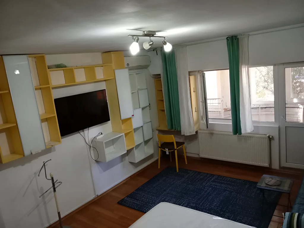 închiriere garsonieră Sector 3 București zonă de zi cu televizor